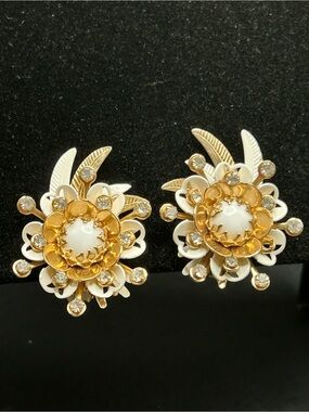 VTG Kramer Gold Tone Enameled Metal Flower Rhinestones Clip On Earrings 1960s‎